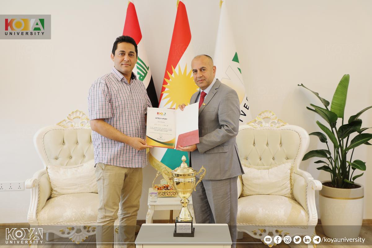 بەڕێز سەرۆکی زانکۆ هەڵبژاردەی فوتساڵی زانکۆی کۆیەی خەڵات کرد