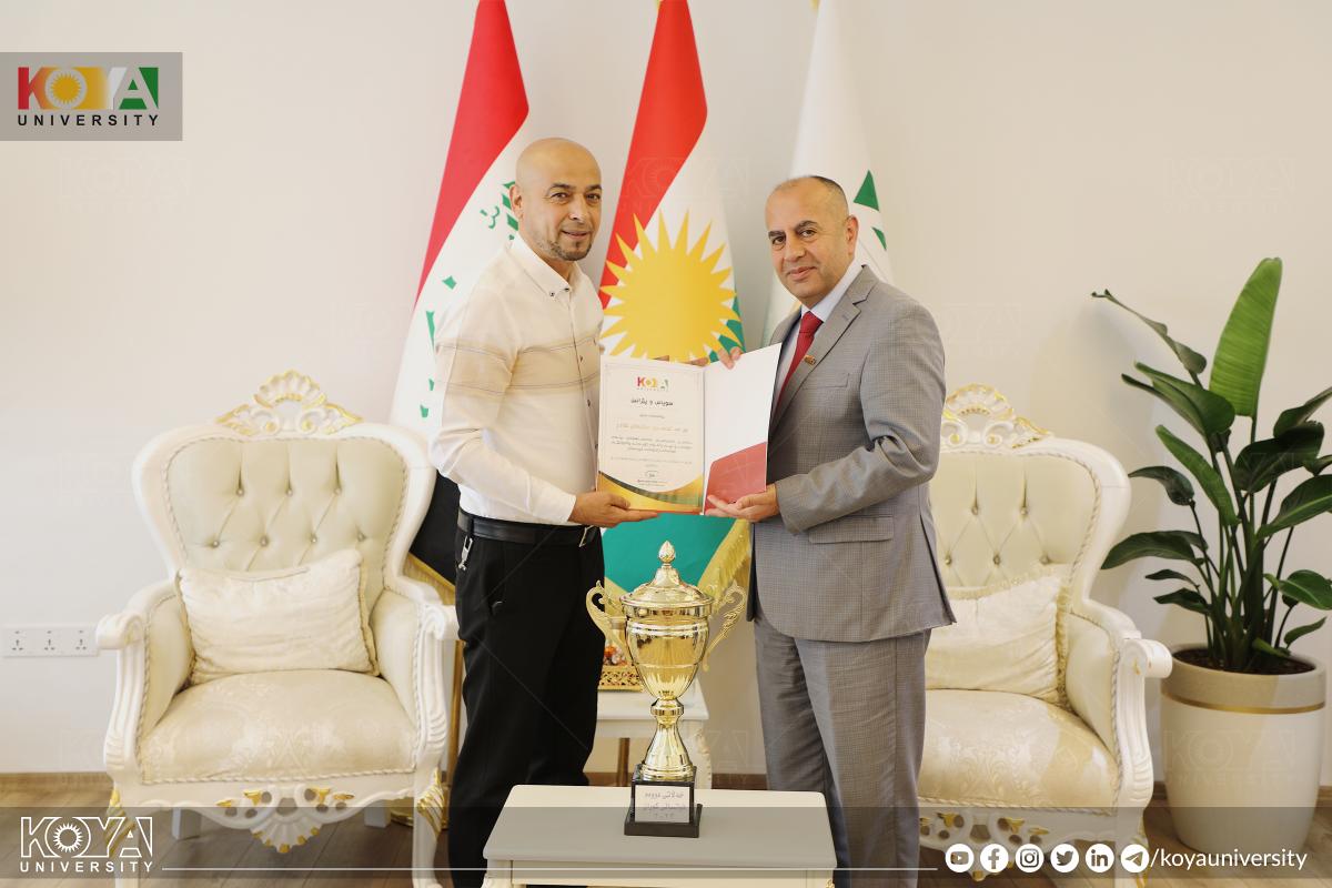 بەڕێز سەرۆکی زانکۆ هەڵبژاردەی فوتساڵی زانکۆی کۆیەی خەڵات کرد