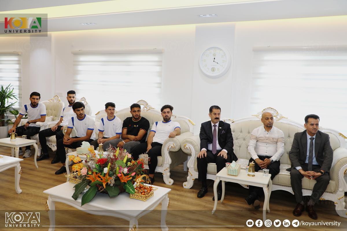 بەڕێز سەرۆکی زانکۆ هەڵبژاردەی فوتساڵی زانکۆی کۆیەی خەڵات کرد