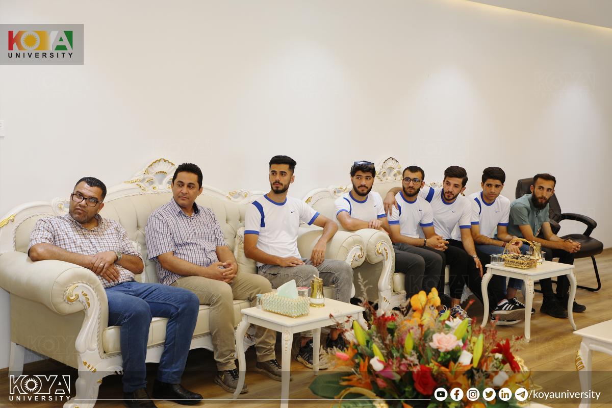 بەڕێز سەرۆکی زانکۆ هەڵبژاردەی فوتساڵی زانکۆی کۆیەی خەڵات کرد