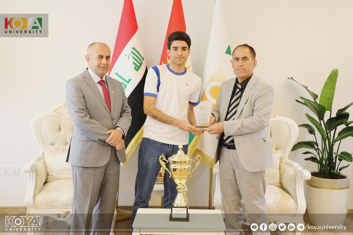 بەڕێز سەرۆکی زانکۆ هەڵبژاردەی فوتساڵی زانکۆی کۆیەی خەڵات کرد