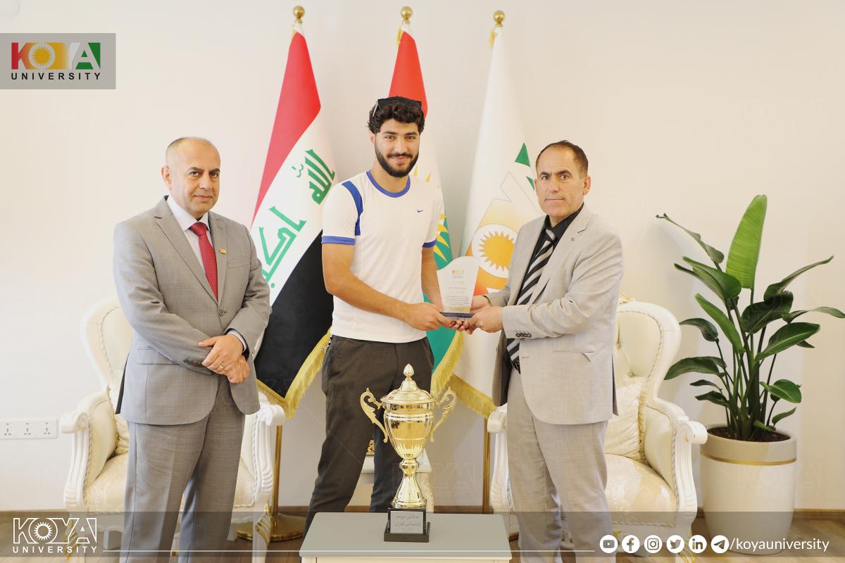 بەڕێز سەرۆکی زانکۆ هەڵبژاردەی فوتساڵی زانکۆی کۆیەی خەڵات کرد